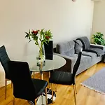 Modern 2 Bedroom Apartment 1 Min From Metro
