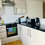 Modern 2 Bedroom Apartment 1 Min From Metro