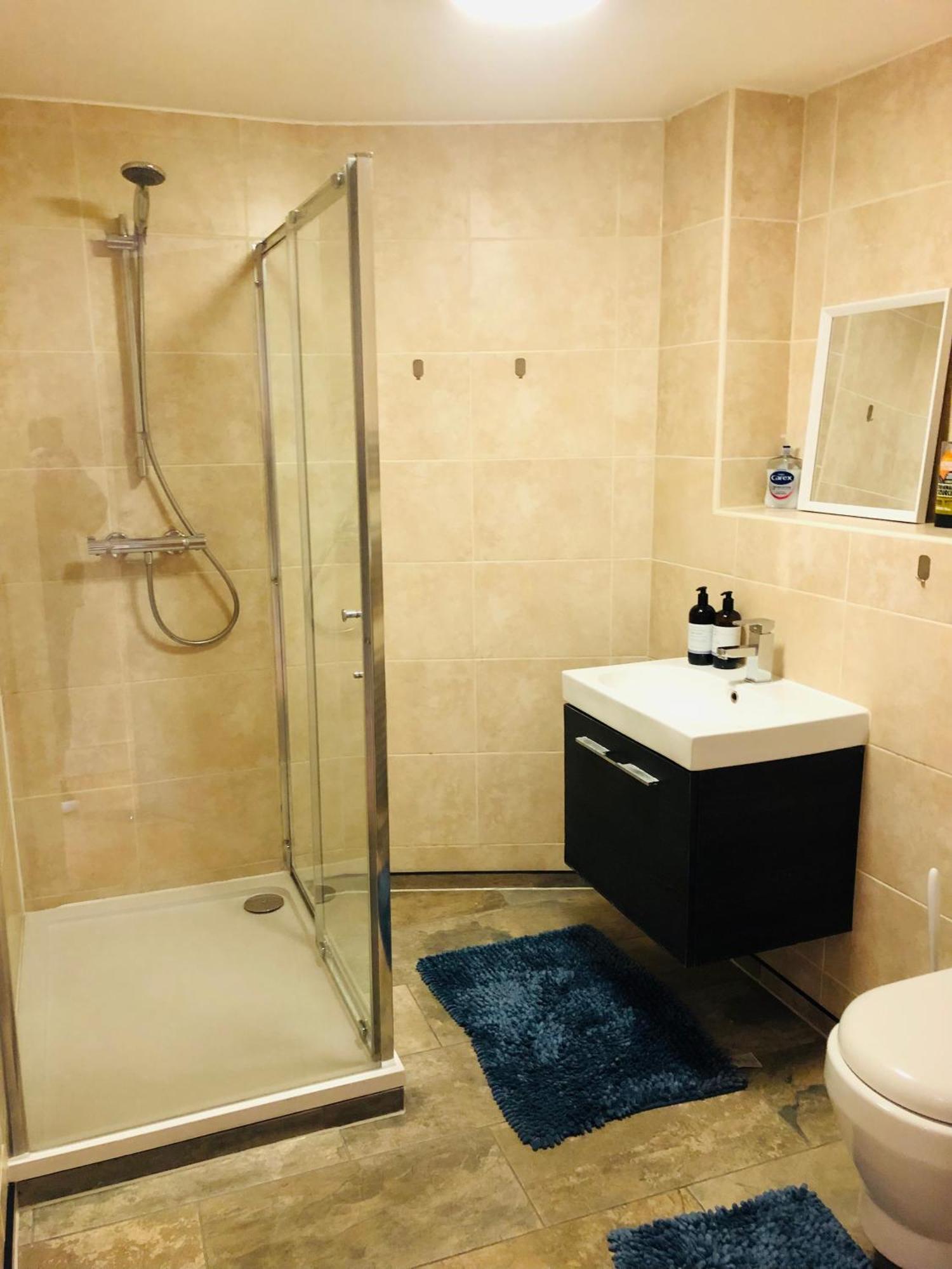 Modern 2 Bedroom 1 Min From Metro * London