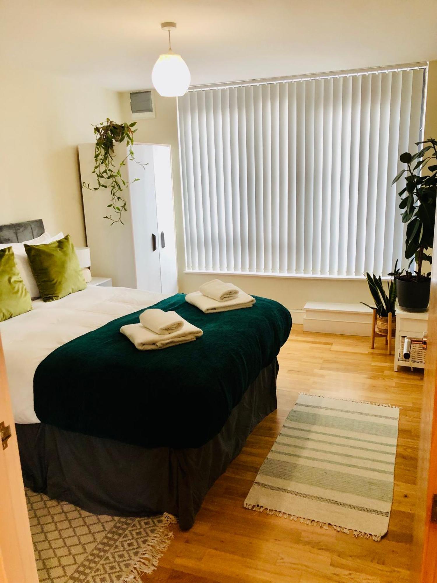 Modern 2 Bedroom 1 Min From Metro Apartment London
