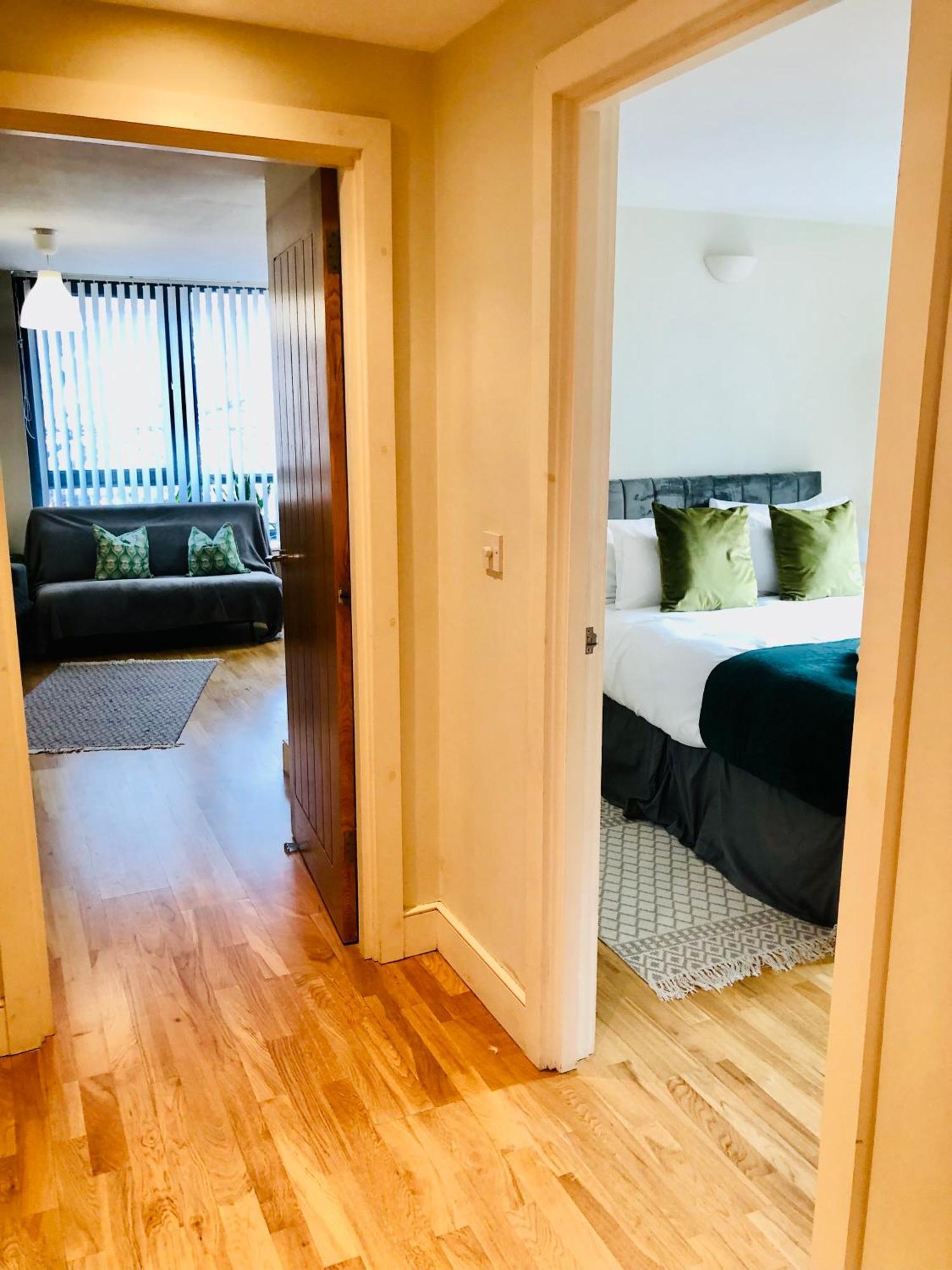 Apartment Modern 2 Bedroom 1 Min From Metro London