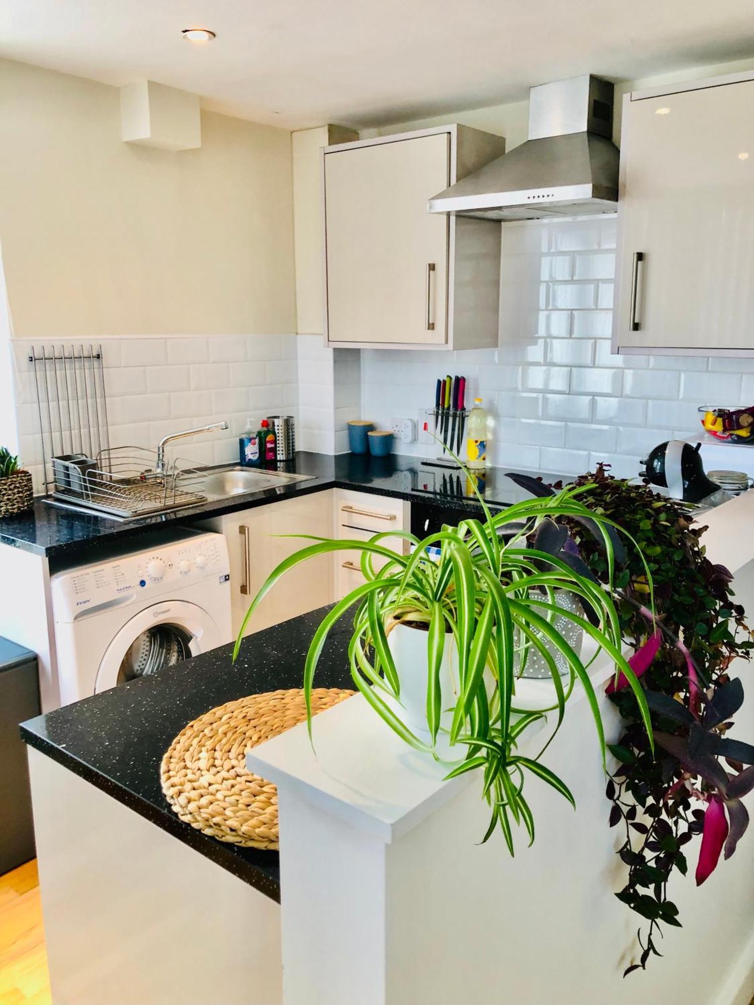 Modern 2 Bedroom 1 Min From Metro * London